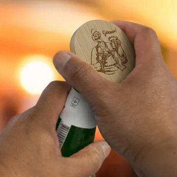 Burrë shqiptar me plis dhe me birrë në dorë, me "Gëzuar" gdhendur në dru, hapëse birre me magnet, suvenir prodhuar në Shqipëri - symbol.al
Albanian man with a Plis and a beer, with "Gëzuar" (Cheers), wood engraved bottle opener with magnet, souvenir made in Albania - symbol.al