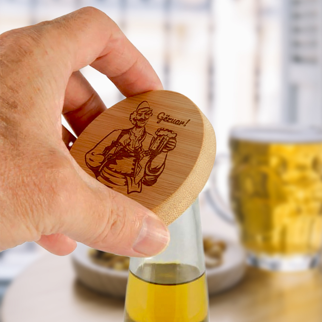 Burrë shqiptar me plis dhe me birrë në dorë, me "Gëzuar" gdhendur në dru, hapëse birre me magnet, suvenir prodhuar në Shqipëri - symbol.al
Albanian man with a Plis and a beer, with "Gëzuar" (Cheers), wood engraved bottle opener with magnet, souvenir made in Albania - symbol.al