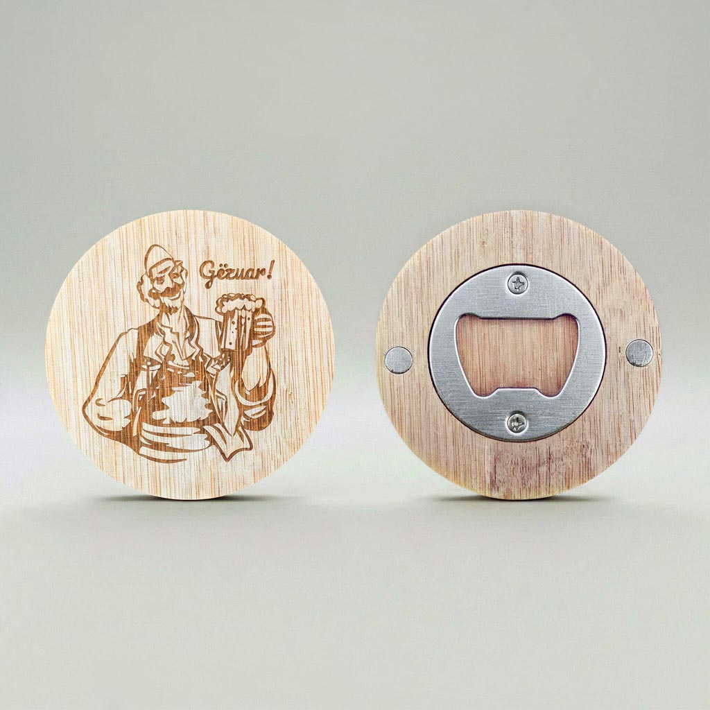 Burrë shqiptar me plis dhe me birrë në dorë, me "Gëzuar" gdhendur në dru, hapëse birre me magnet, suvenir prodhuar në Shqipëri - symbol.al
Albanian man with a Plis and a beer, with "Gëzuar" (Cheers), wood engraved bottle opener with magnet, souvenir made in Albania - symbol.al