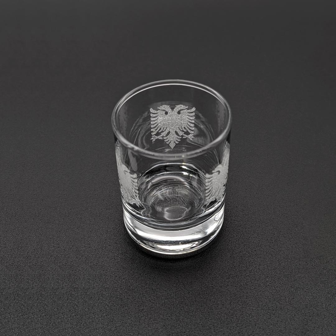 Gotë qelqi që nderon ritualin e lashtë të Dollisë, tashmë i njohur botërisht si pasuri e mbrojtur nga UNESCO. Qelq, Shiponja e Flamurit Kombëtar gdhendur prodhuar në Shqipëri - symbol.al
This glass celebrates the ancient ritual of Dollí —a traditional Albanian banquet and ceremonial toast held in honor of guests, now recognized as a UNESCO World Heritage.souvenir made in Albania - symbol.al