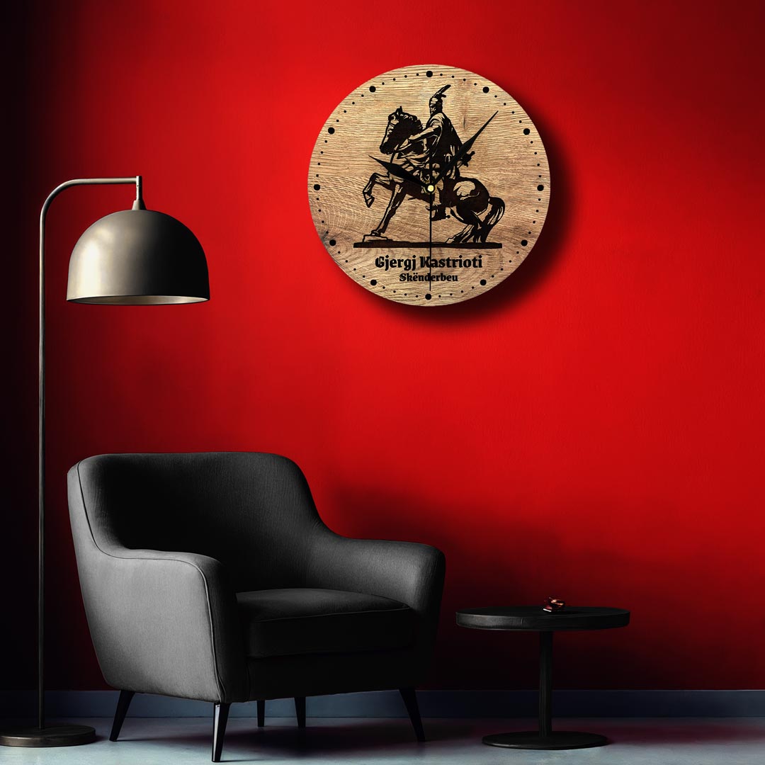 Gjergj Kastrioti - Skanderbeg Wall Clock souvenir made in Albania - symbol.al
Orë me Gjergj Kastriotin - Skënderbeun, gdhendur në dru, suvenir prodhuar në Shqipëri - symbol.al