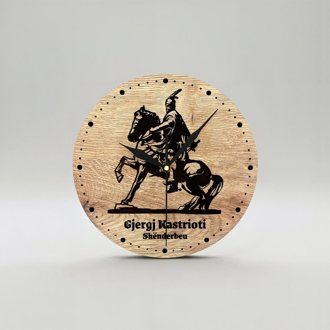 Gjergj Kastrioti - Skanderbeg Wall Clock souvenir made in Albania - symbol.al
Orë me Gjergj Kastriotin - Skënderbeun, gdhendur në dru, suvenir prodhuar në Shqipëri - symbol.al
