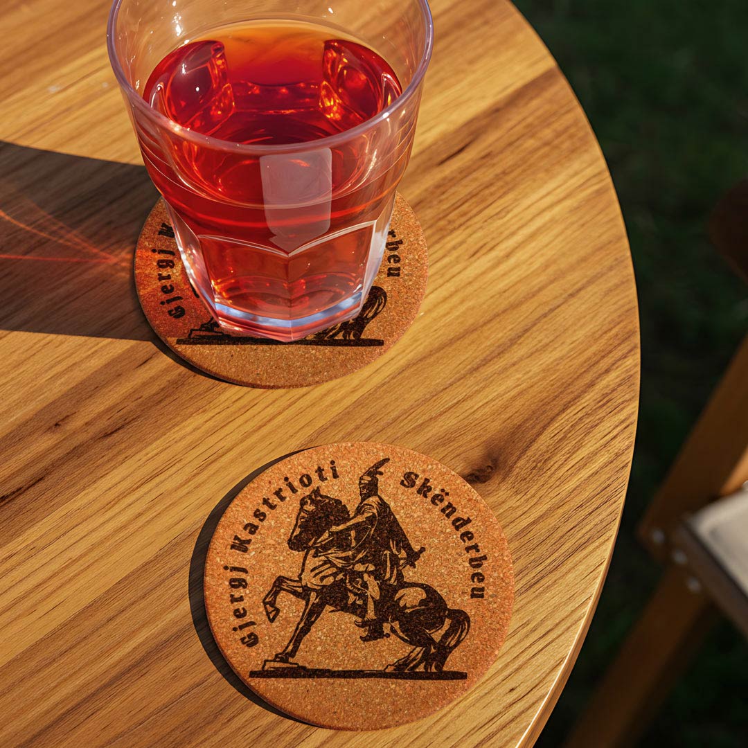 Gjergj Kastrioti Skenderbeu monumenti në Krujë gdhendur në tapë druri, mbajtëse gote, set, prodhuar në Shqipëri, suvenir symbol.al
Gjergj Kastrioti Skanderbeg monument Kruja Albania cork coasters made in Albania symbol.al
