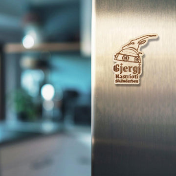 Gjergj Kastrioti Skenderbeu përkrenarja gdhendur në dru, magnet, prodhuar në Shqipëri, suvenir symbol.al
Gjergj Kastrioti Skanderbeg helmet wood engraved magnet made in Albania symbol.al