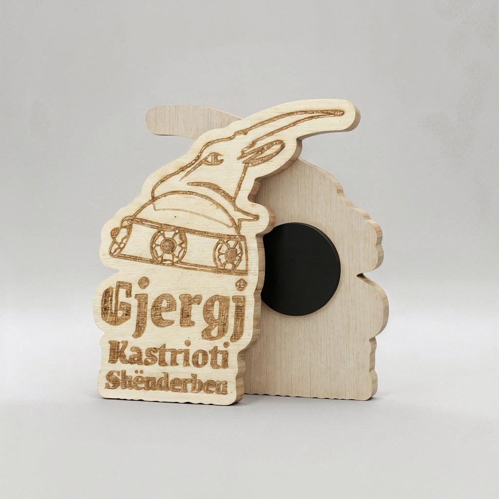 Gjergj Kastrioti Skenderbeu përkrenarja gdhendur në dru, magnet, prodhuar në Shqipëri, suvenir symbol.al
Gjergj Kastrioti Skanderbeg helmet wood engraved magnet made in Albania symbol.al