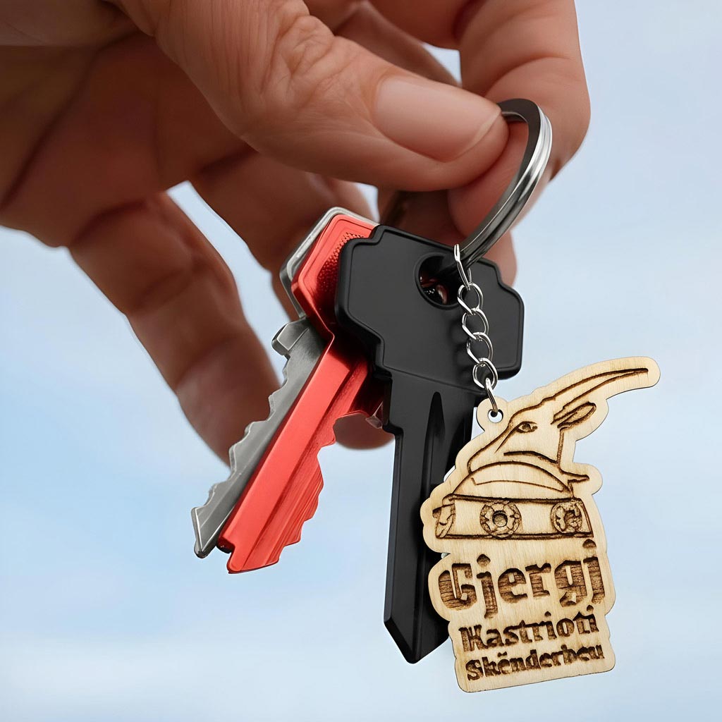 Gjergj Kastrioti Skenderbeu përkrenarja gdhendur në dru, varëse çelësash prodhuar në Shqipëri, suvenir symbol.al
Gjergj Kastrioti Skanderbeg helmet wood engraved keychain made in Albania symbol.al