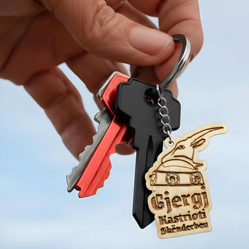 Gjergj Kastrioti Skenderbeu përkrenarja gdhendur në dru, varëse çelësash prodhuar në Shqipëri, suvenir symbol.al
Gjergj Kastrioti Skanderbeg helmet wood engraved keychain made in Albania symbol.al