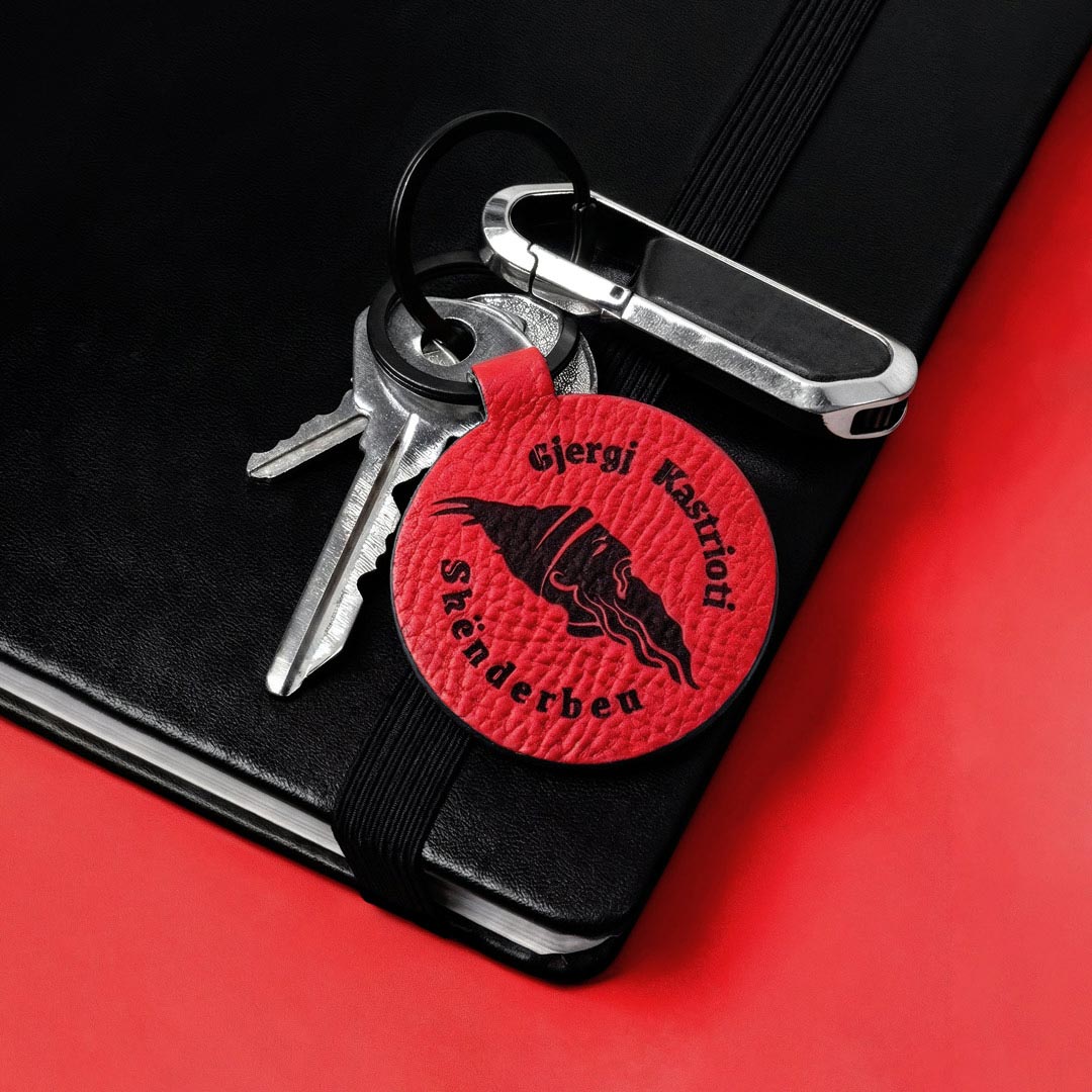 Portreti i Heroit Kombëtar Gjergj Kastrioti Skënderbeu, gdhendur në lëkurë, varëse çelësash, suvenir prodhura në Shqipëri - symbol.al
Gjergj Kastrioti Skenderbeu skanderbeg portrait Albanian hero, leather engraved keychain, souvenir made in Albania symbol.al
