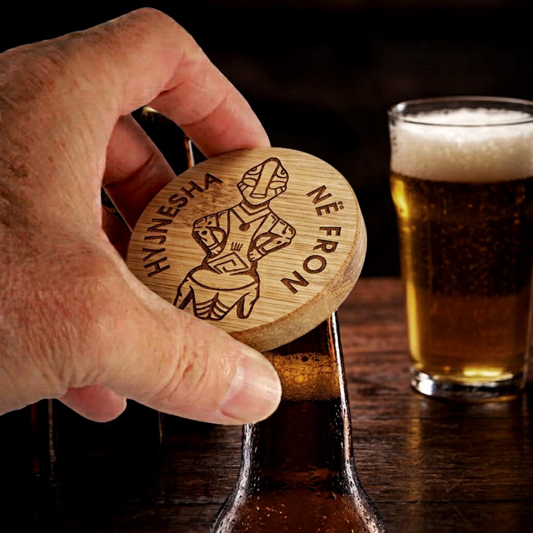 Hyjnesha në fron prodhuar në Shqipëri symbol.al hapëse birre
Goddess on the Throne made in albania bottle opener souvenir symbol of albania