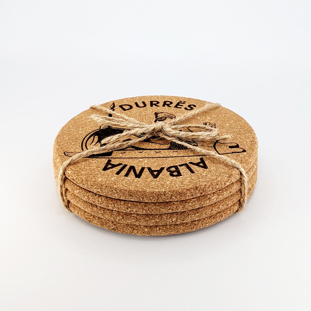 Mbretëresha Teutë, mbretëresha Ilire gdhendur në tape druri, set me 4 mbajtëse gotash, prodhuar në Shqipëri - symbol.al
Queen Teuta, Illyrian Albanian Queen, in set of 4 cork coasters, souvenir made in Albania - symbol.al
