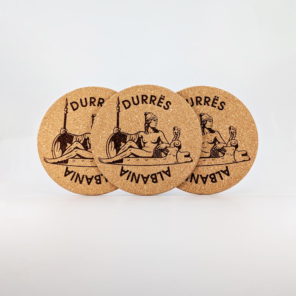 Mbretëresha Teutë, mbretëresha Ilire gdhendur në tape druri, set me 4 mbajtëse gotash, prodhuar në Shqipëri - symbol.al
Queen Teuta, Illyrian Albanian Queen, in set of 4 cork coasters, souvenir made in Albania - symbol.al
