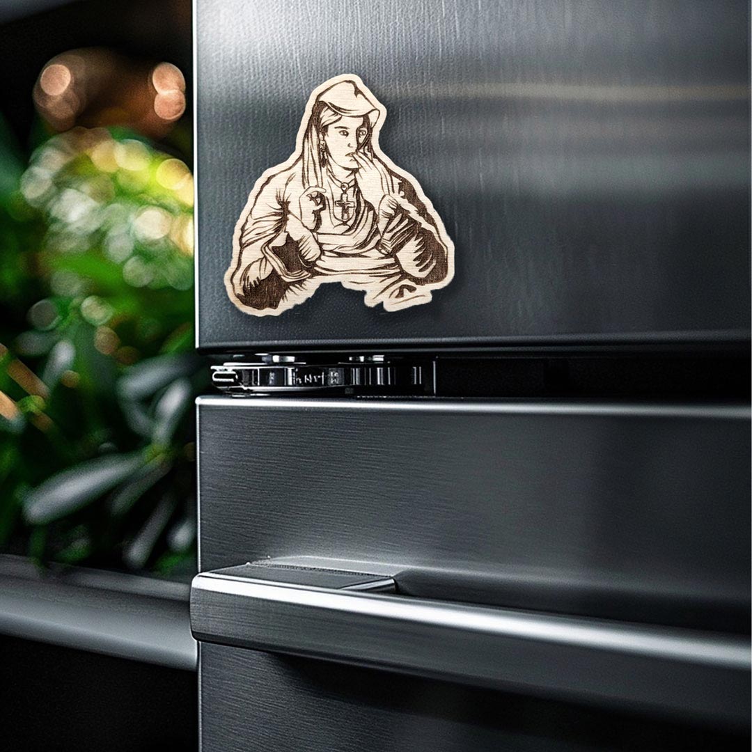 "Motra Tone" Kolë Idromeno picture, engraved in wood, magnet, Made in Albania - symbol.al 
Kryevepra e Kolë Idromenos, Motra Tone, e gdhendur në dru, magnet, Prodhuar në Shqipëri - symbol.al