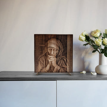 Mother-Teresa Saint Teresa – carved in wood - Bas-relief, souvenir made in Albania - symbol.al
Nënë Tereza Shën Tereza gdhendur në dru – basoreliev 3D në dru ahu, prodhuar në Shqipëri - symbol.al
