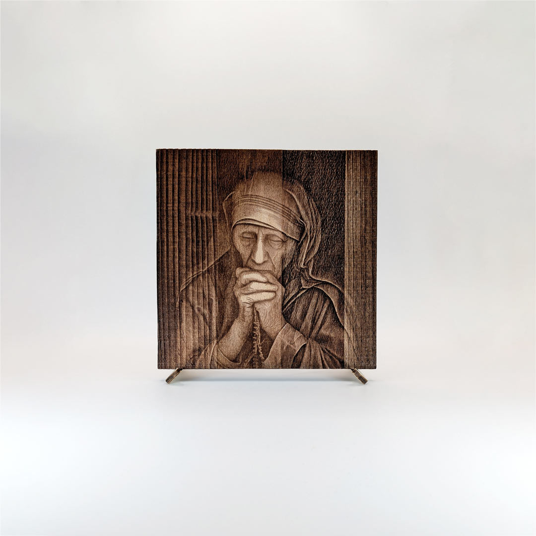 Mother-Teresa Saint Teresa – carved in wood - Bas-relief, souvenir made in Albania - symbol.al
Nënë Tereza Shën Tereza gdhendur në dru – basoreliev 3D në dru ahu, prodhuar në Shqipëri - symbol.al
