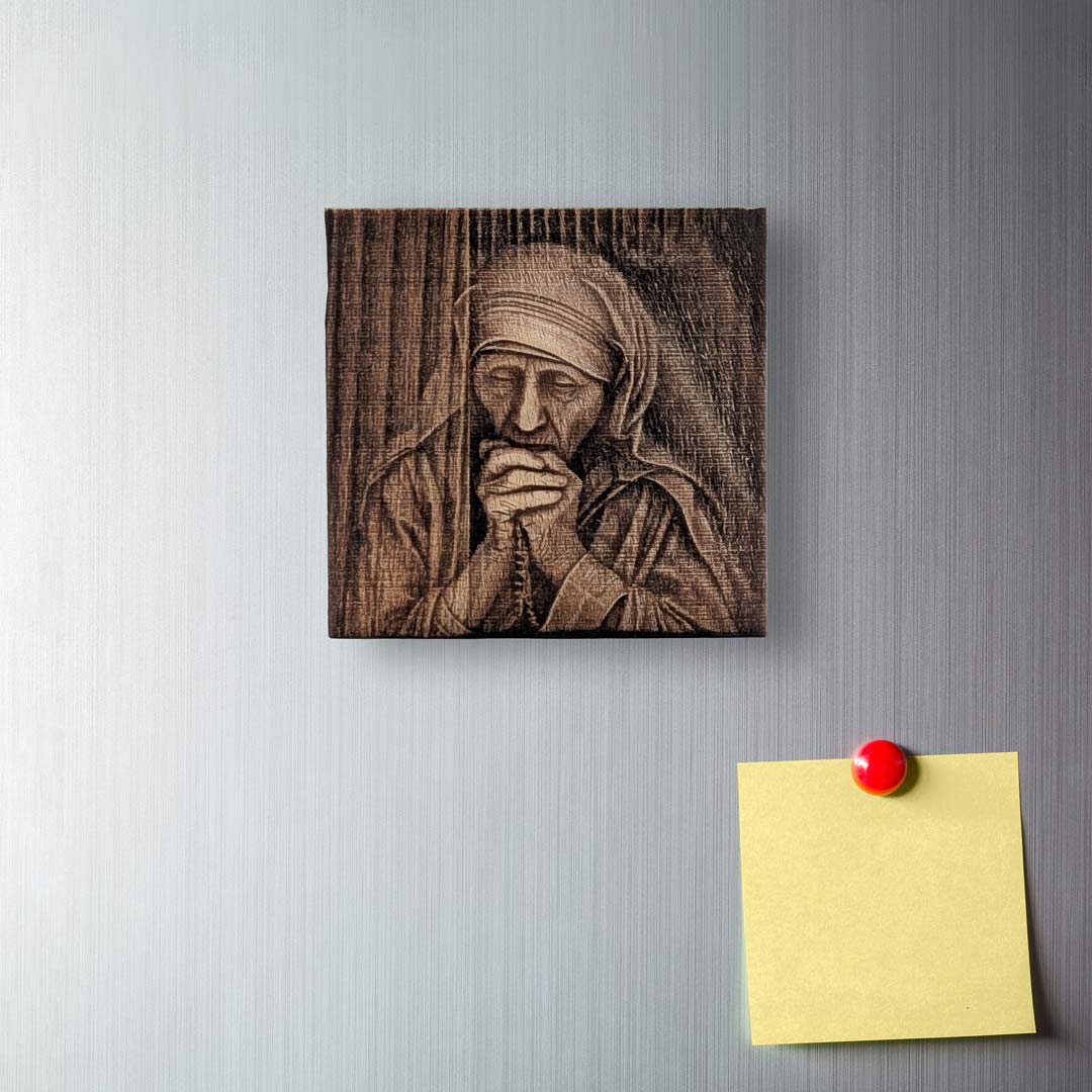 Mother-Teresa Saint Teresa – 3D Wood Bas-relief, souvenir made in Albania - symbol.al
Nënë Tereza Shën Tereza gdhendur në dru – basoreliev 3D në dru ahu, prodhuar në Shqipëri - symbol.al
