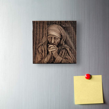 Mother-Teresa Saint Teresa – 3D Wood Bas-relief, souvenir made in Albania - symbol.al
Nënë Tereza Shën Tereza gdhendur në dru – basoreliev 3D në dru ahu, prodhuar në Shqipëri - symbol.al
