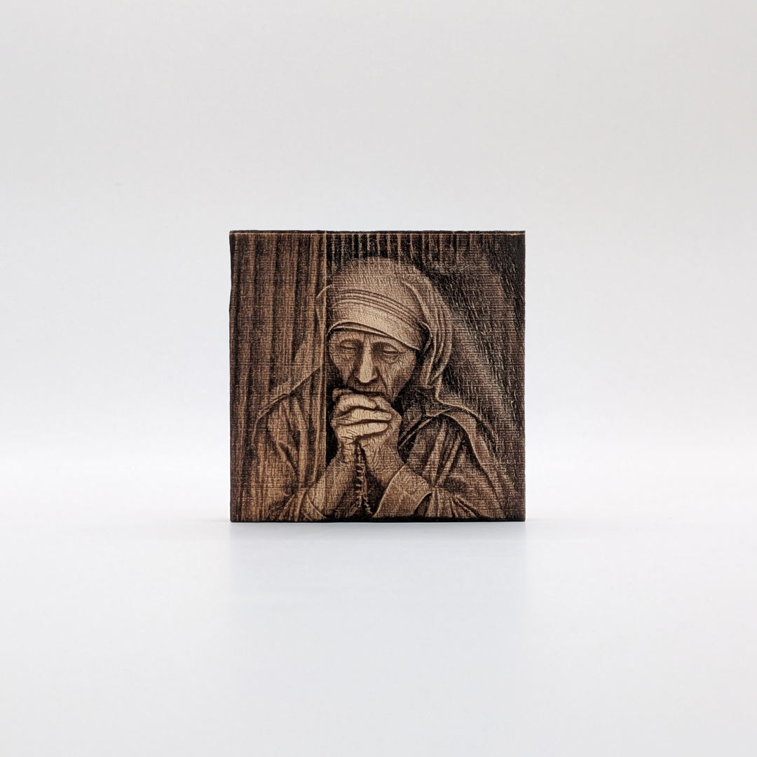 Mother-Teresa Saint Teresa – 3D Wood Bas-relief, souvenir made in Albania - symbol.al
Nënë Tereza Shën Tereza gdhendur në dru – basoreliev 3D në dru ahu, prodhuar në Shqipëri - symbol.al
