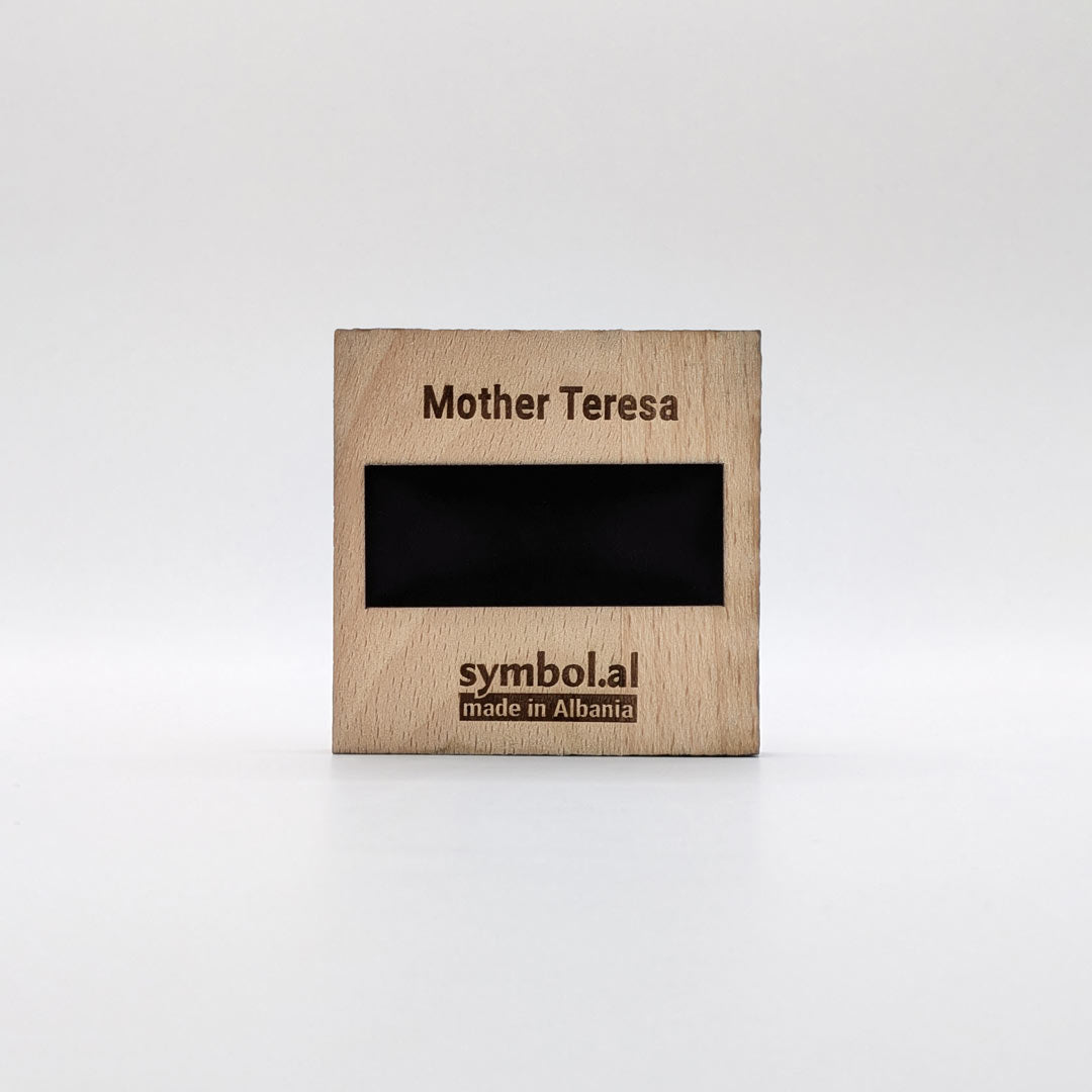 Mother-Teresa Saint Teresa – 3D Wood Bas-relief, souvenir made in Albania - symbol.al
Nënë Tereza Shën Tereza gdhendur në dru – basoreliev 3D në dru ahu, prodhuar në Shqipëri - symbol.al
