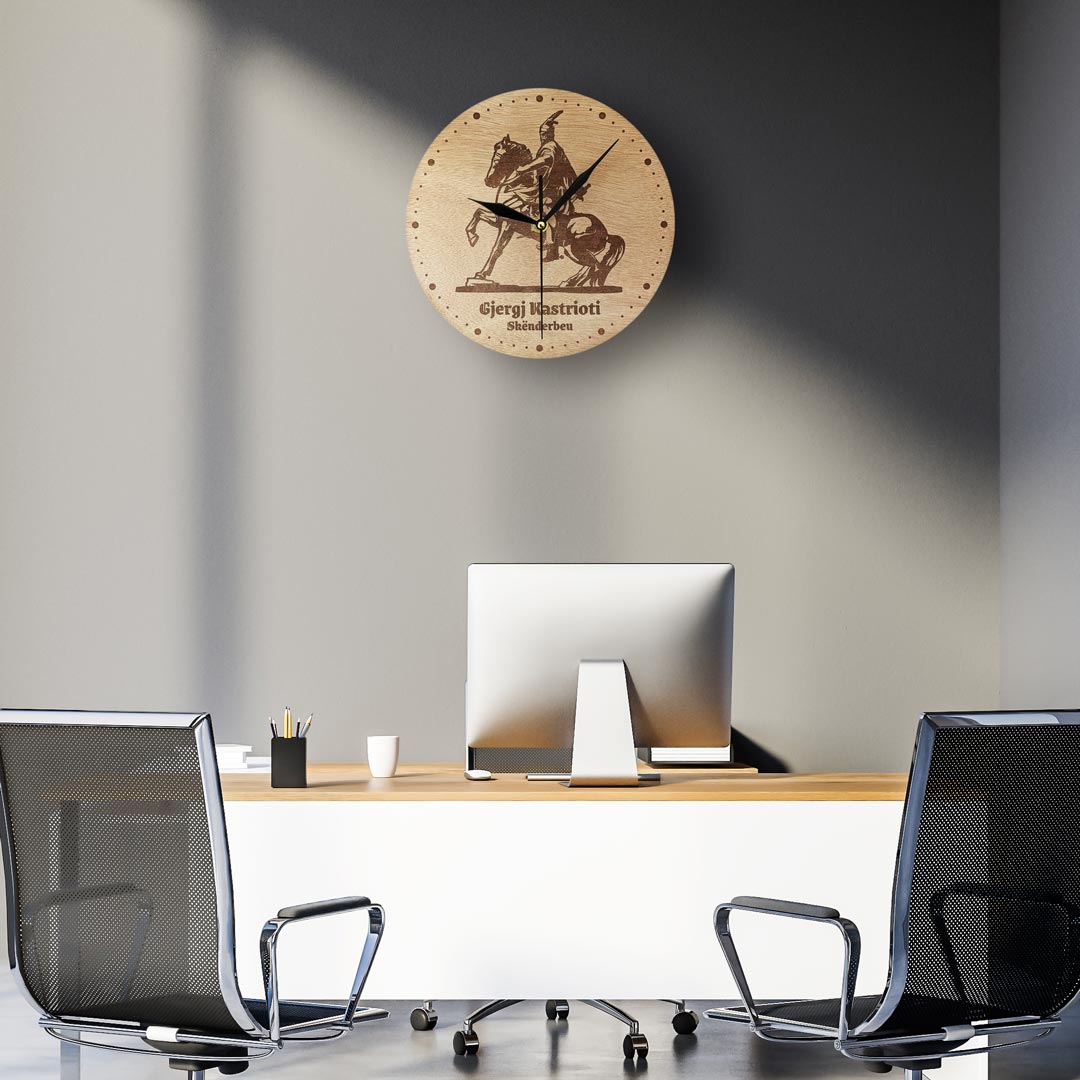 Gjergj Kastrioti - Skanderbeg Wall Clock souvenir made in Albania - symbol.al
Orë muri me Gjergj Kastriotin - Skënderbeun, gdhendur në dru, suvenir prodhuar në Shqipëri - symbol.al