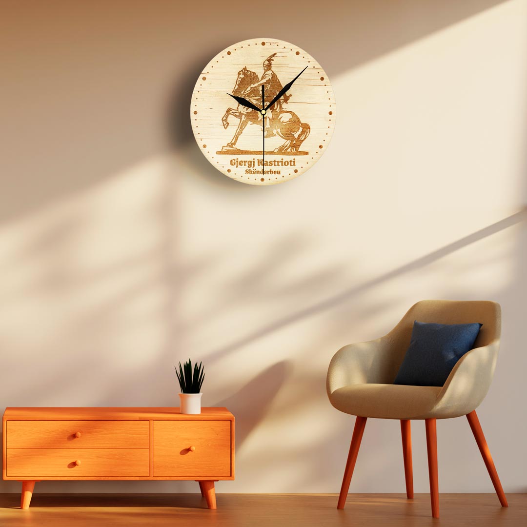 Orë muri me Gjergj Kastriotin - Skënderbeun, gdhendur në dru, suvenir prodhuar në Shqipëri - symbol.al
Gjergj Kastrioti - Skanderbeg Wall Clock souvenir made in Albania - symbol.al