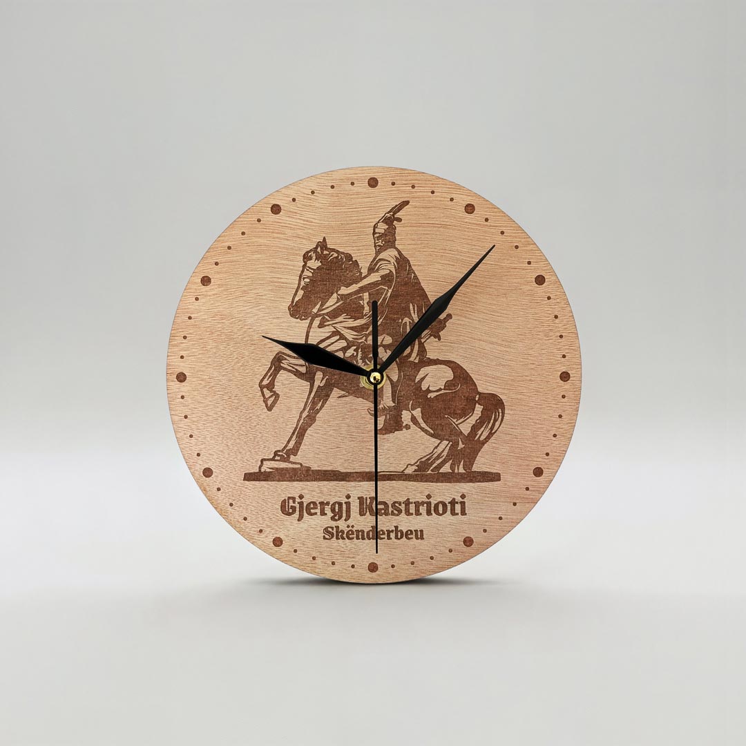 Orë muri me Gjergj Kastriotin - Skënderbeun, gdhendur në dru, suvenir prodhuar në Shqipëri - symbol.al
Gjergj Kastrioti - Skanderbeg Wall Clock souvenir made in Albania - symbol.al
