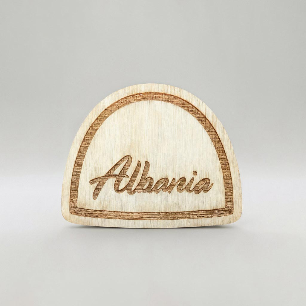 PLIS gdhendur në dru magnet suvenir prodhuar në Shqipëri symbol.al 
PLIS traditional Albanian hat wood engraved magnet souvenir made in Albania symbol.al
