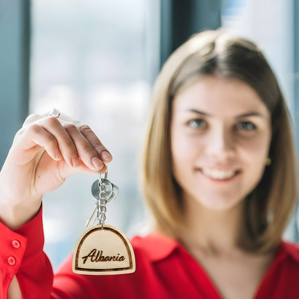 PLIS gdhendur në dru varëse çelësash suvenir prodhuar në Shqipëri symbol.al | PLIS traditional Albanian hat wood engraved keychain souvenir made in Albania symbol.al