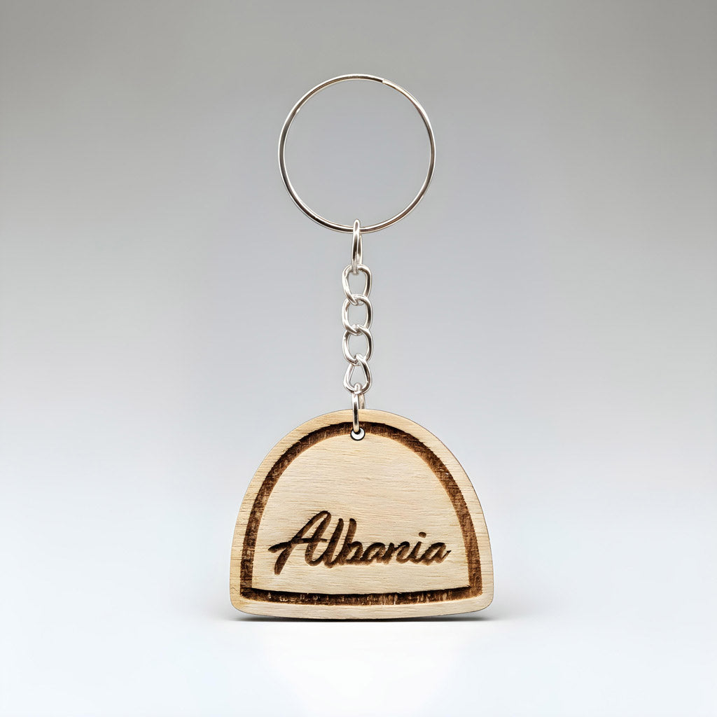 PLIS gdhendur në dru varëse çelësash suvenir prodhuar në Shqipëri symbol.al | PLIS traditional Albanian hat wood engraved keychain made in Albania symbol.al
