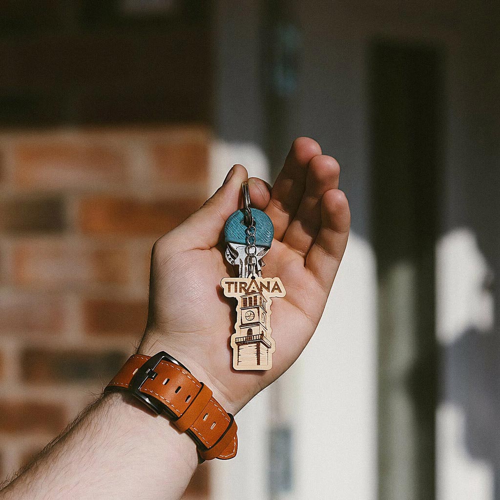 Kulla e Sahatit të Tiranës - Shqipëri, gdhendur në dru, varëse çelësash, prodhuar në Shqipëri - symbol.al
Tirana Clock Tower Albania wood engraved keychain, souvenir made in Albania - symbol.al