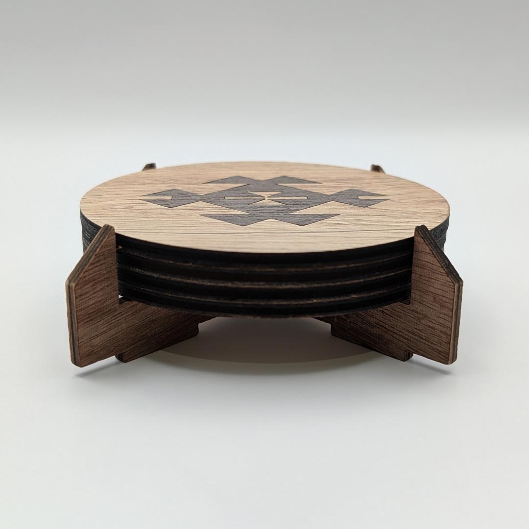 Set of 4 wooden coasters with traditional Albanian carpets motifs and holder - Set mbajtëse gotash druri me motive nga qilimat shqiptarë dhe mbajtëse - prodhuar në Shqipëri symbol.al
