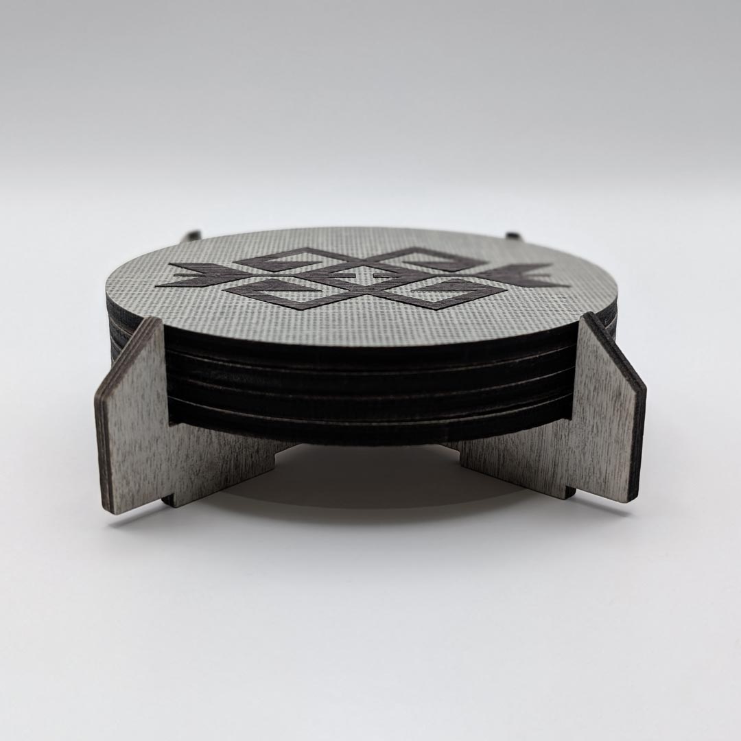 Set of 4 wooden coasters with traditional Albanian carpets motifs and holder - Set mbajtëse gotash druri me motive nga qilimat shqiptarë dhe mbajtëse - prodhuar në Shqipëri symbol.al
