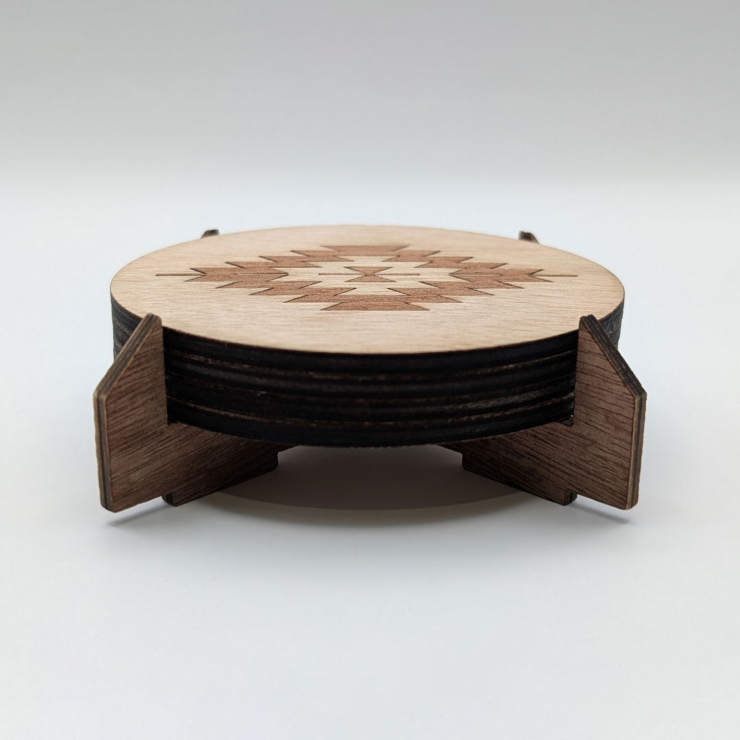 Set of 4 wooden coasters with traditional Albanian carpets motifs and holder - Set mbajtëse gotash druri me motive nga qilimat shqiptarë dhe mbajtëse - prodhuar në Shqipëri symbol.al
