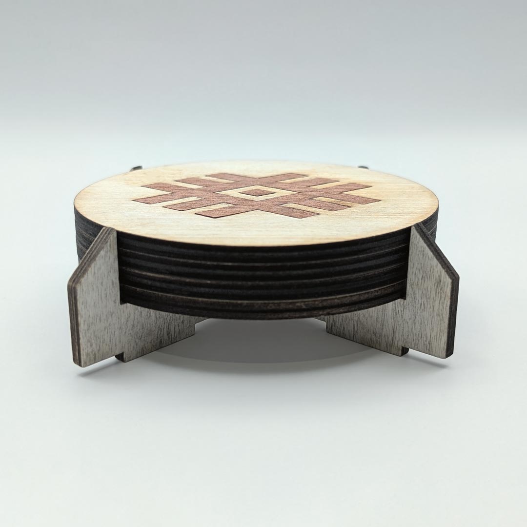 Set of 4 wooden coasters with traditional Albanian carpets motifs and holder - Set mbajtëse gotash druri me motive nga qilimat shqiptarë dhe mbajtëse - prodhuar në Shqipëri symbol.al