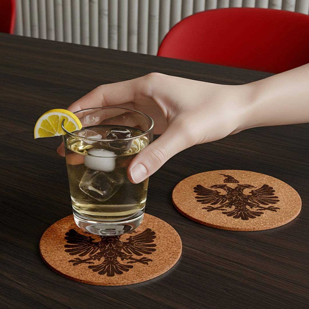 Shqiponja dykrerëshe shqiptare gdhendur në tapë druri, set me 4 mbajtëse gotash, suvenir prodhuar në Shqipëri - symbol.al
Albanian eagle engraved in set of cork coasters, souvenir made in Albania - symbol.al