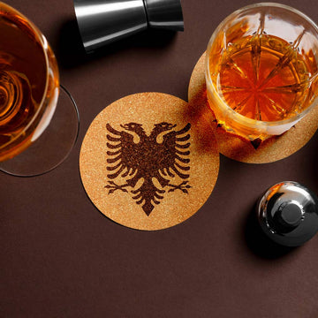 Shqiponja e flamurit shqiptar gdhendur në tapë druri, set me 4 mbajtëse gotash, suvenir prodhuar në Shqipëri - symbol.al
Albanian eagle flag engraved in set of cork coasters, souvenir made in Albania - symbol.al