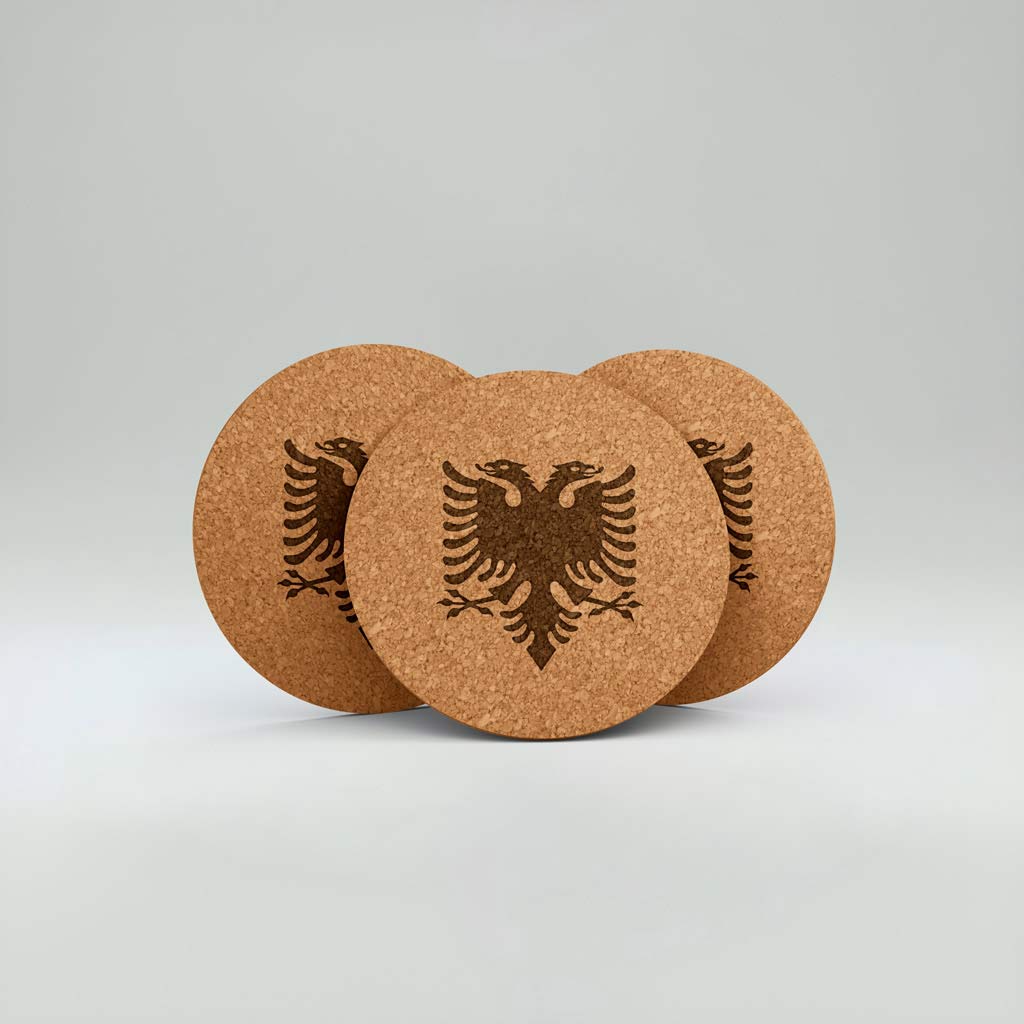 Shqiponja e flamurit shqiptar gdhendur në tapë druri, set me 4 mbajtëse gotash, suvenir prodhuar në Shqipëri - symbol.al
Albanian eagle flag engraved in set of cork coasters, souvenir made in Albania - symbol.al