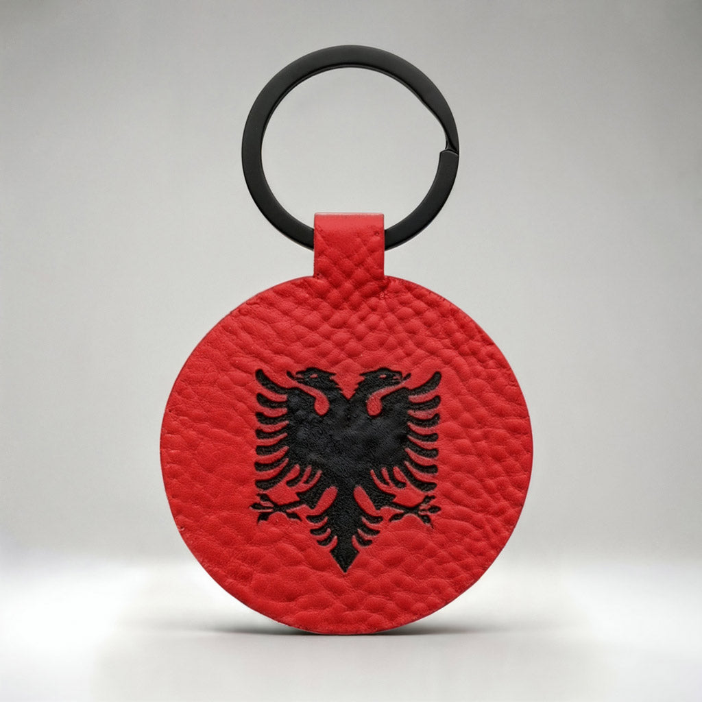 Shqiponja e flamurit shqiptar gdhendur në lëkurë kuq e zi, varëse çelësash, suvenir prodhuar në Shqipëri - symbol.al
Albanian eagle flag leather engraved red and black keychain, souvenir made in Albania - symbol.al
