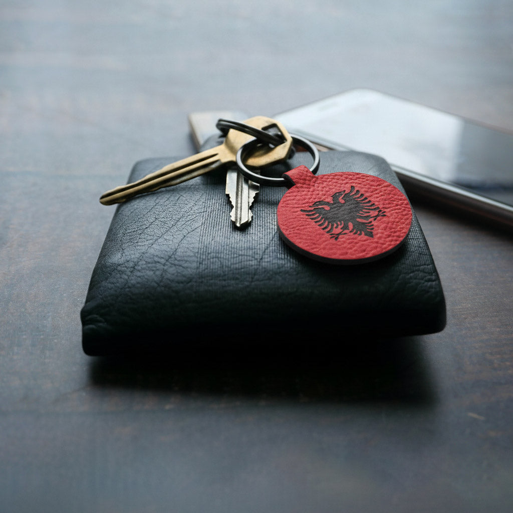 Shqiponja e flamurit shqiptar gdhendur në lëkurë kuq e zi, varëse çelësash, suvenir prodhuar në Shqipëri - symbol.al
Albanian eagle flag leather engraved red and black keychain, souvenir made in Albania - symbol.al
