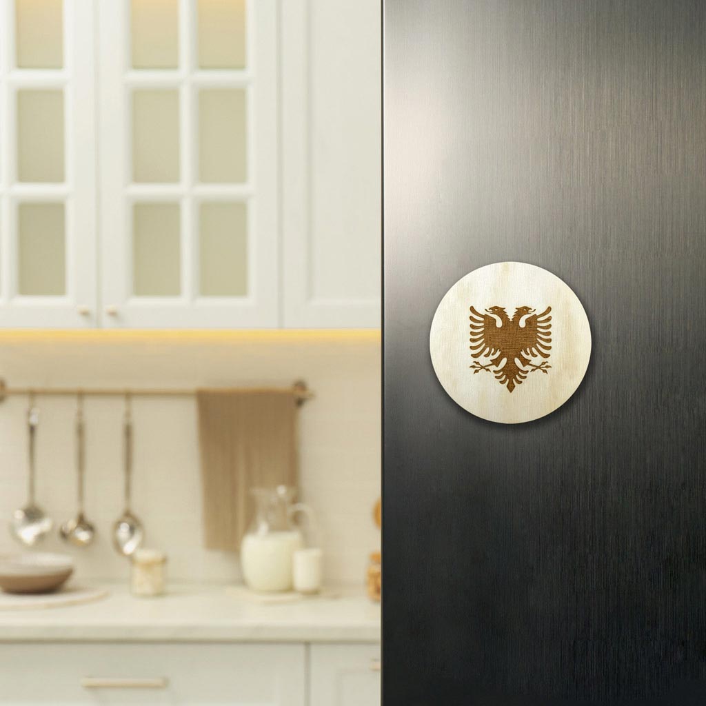 Shqiponja e flamurit shqiptar gdhendur në dru, magnet, suvenir prodhuar në Shqipëri - symbol.al
Albanian eagle flag wood engraved magnet, souvenir made in Albania - symbol.al
