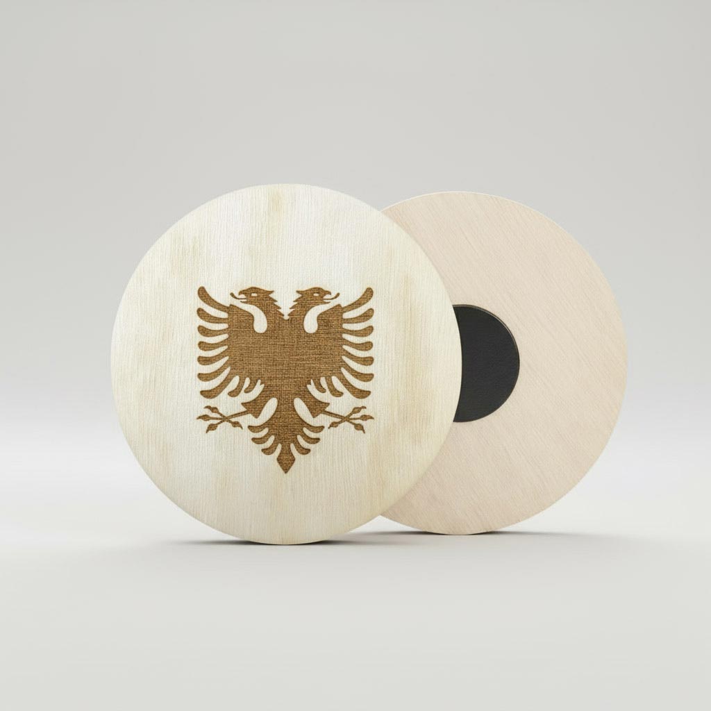 Shqiponja e flamurit shqiptar gdhendur në dru, magnet, suvenir prodhuar në Shqipëri - symbol.al
Albanian eagle flag wood engraved magnet, souvenir made in Albania - symbol.al
