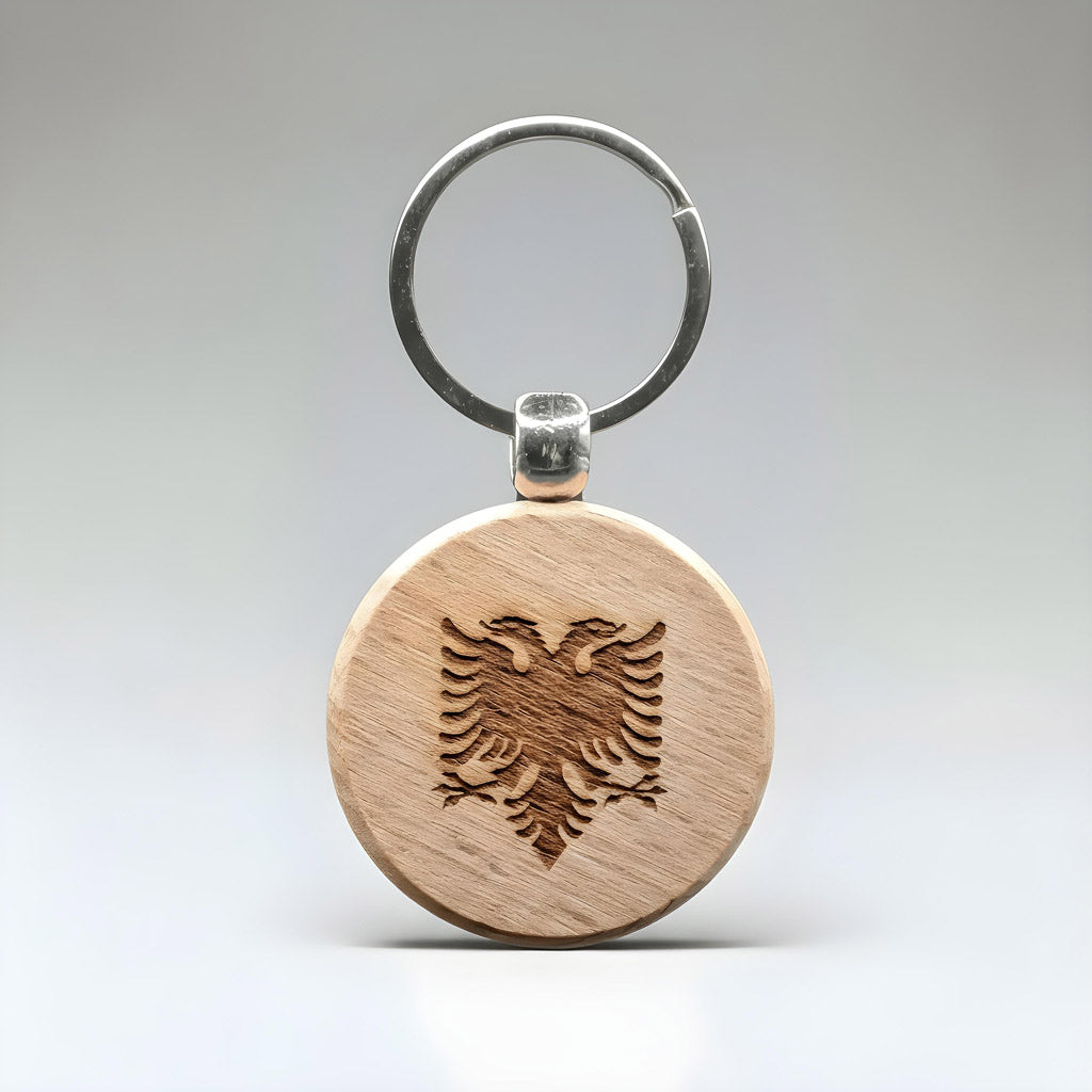 Shqiponja e flamurit shqiptar gdhendur në dru, varëse çelësash,suvenir prodhuar në Shqipëri - symbol.al
Albanian eagle flag wood engraved keychain, souvenir made in Albania - symbol.al