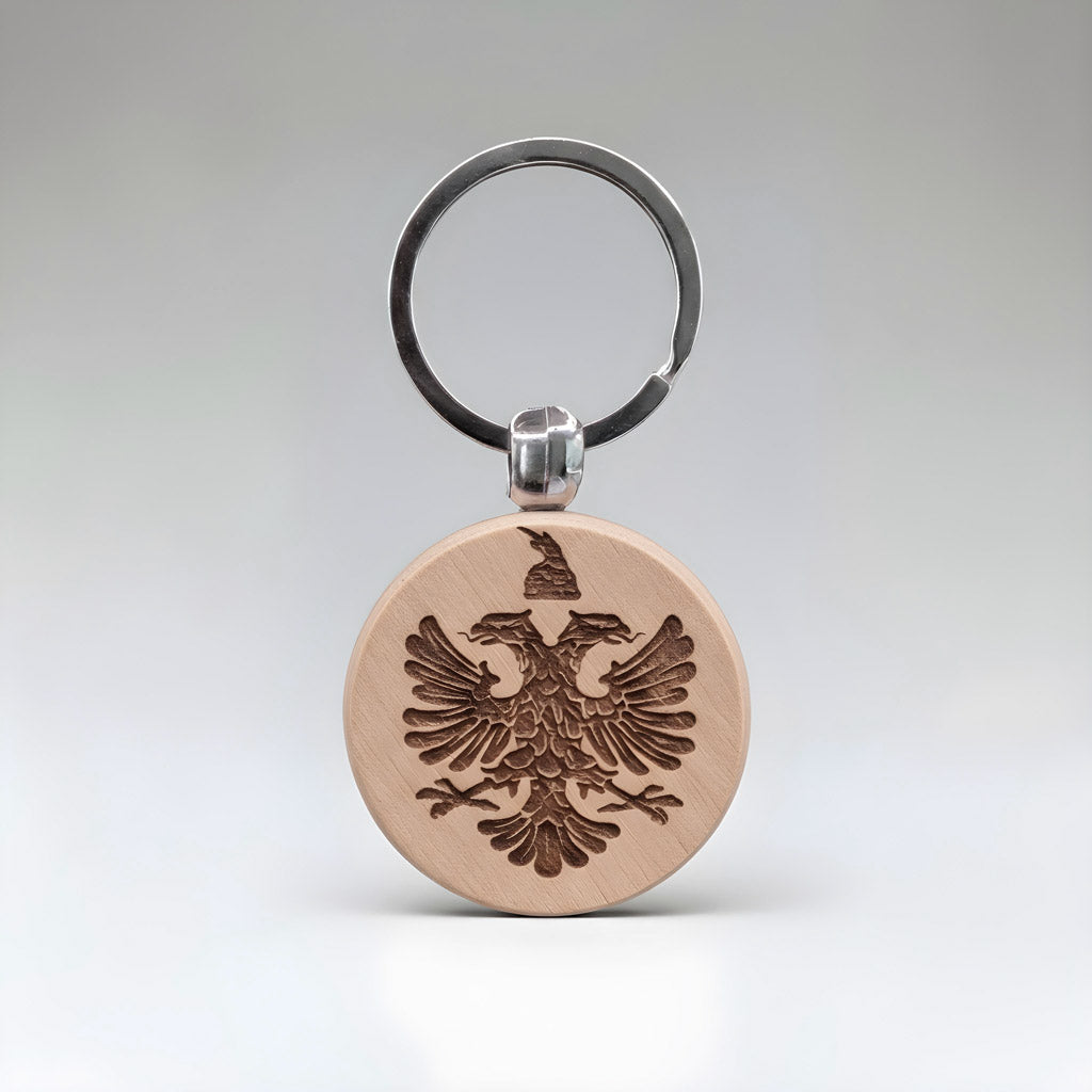 shqiponja dykrerëshe shqiptare gdhendur në dru, varëse çelësash, suvenir prodhuar në Shqipëri - symbol.al
Handmade Albanian eagle wood engraved keychain, souvenir made in Albania - symbol.al
