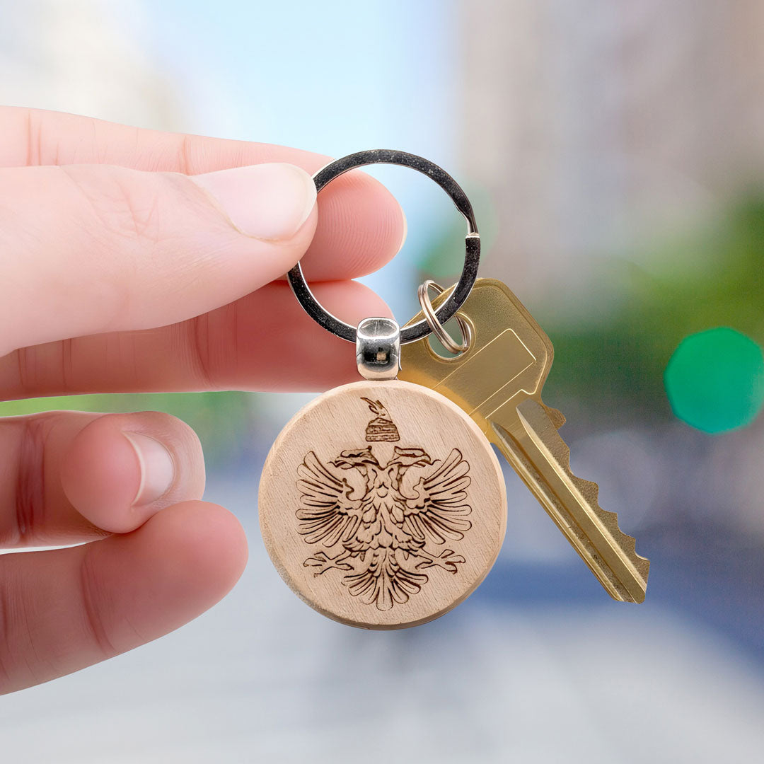 shqiponja dykrerëshe shqiptare gdhendur në dru, varëse çelësash, suvenir prodhuar në Shqipëri - symbol.al
Handmade Albanian eagle wood engraved keychain, souvenir made in Albania - symbol.al
