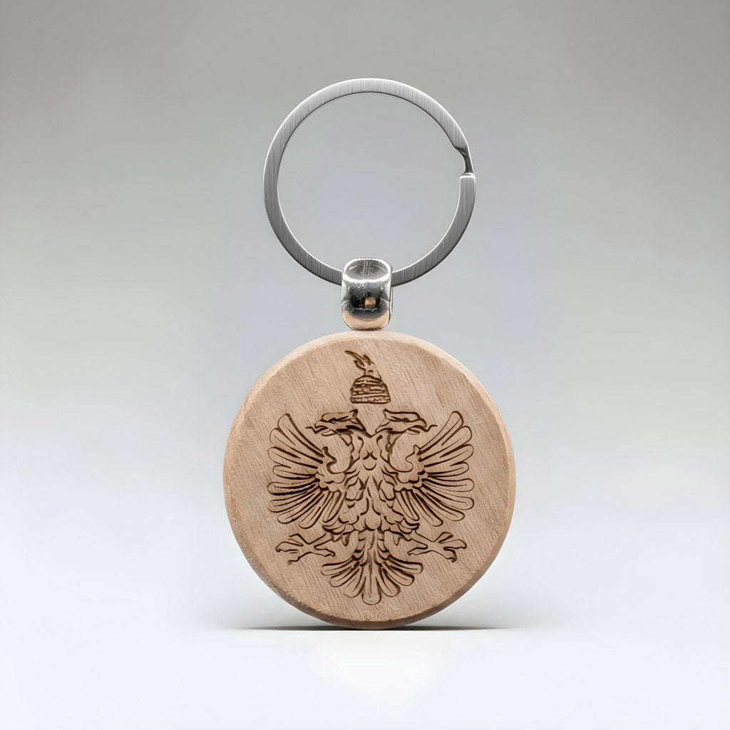 shqiponja dykrerëshe shqiptare gdhendur në dru, varëse çelësash, suvenir prodhuar në Shqipëri - symbol.al
Handmade Albanian eagle wood engraved keychain, souvenir made in Albania - symbol.al
