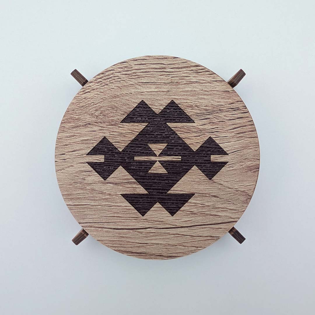 Set of 4 wooden coasters with traditional Albanian carpets motifs and holder - Set mbajtëse gotash druri me motive nga qilimat shqiptarë dhe mbajtëse - prodhuar në Shqipëri symbol.al
