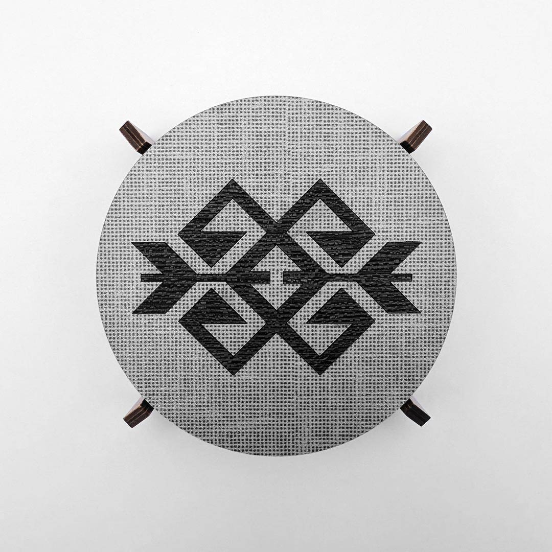 Set of 4 wooden coasters with traditional Albanian carpets motifs and holder - Set mbajtëse gotash druri me motive nga qilimat shqiptarë dhe mbajtëse - prodhuar në Shqipëri symbol.al
