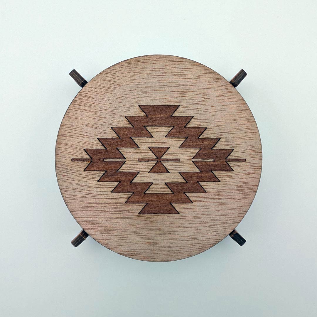 Set of 4 wooden coasters with traditional Albanian carpets motifs and holder - Set mbajtëse gotash druri me motive nga qilimat shqiptarë dhe mbajtëse - prodhuar në Shqipëri symbol.al
