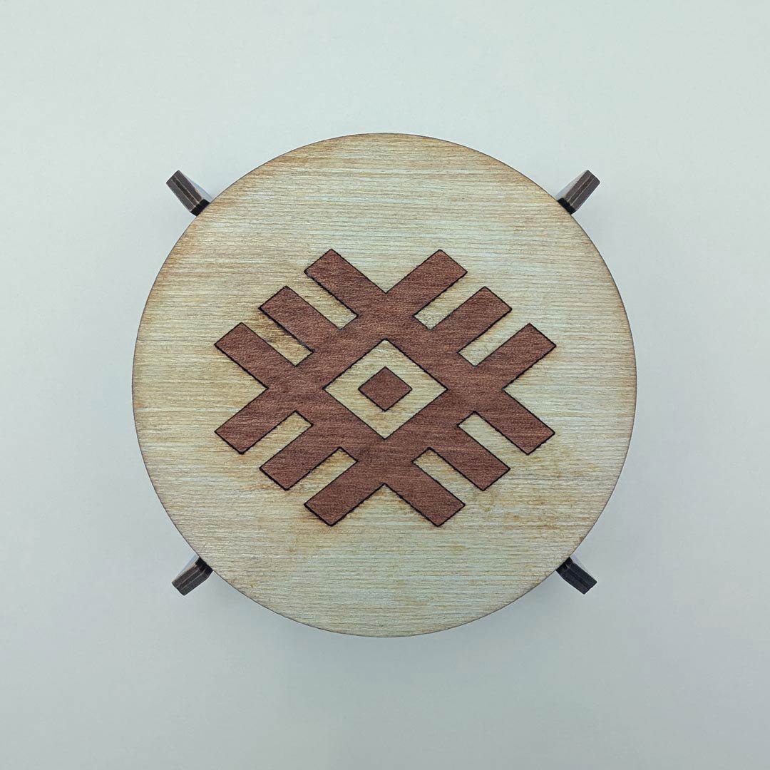 Set of 4 wooden coasters with traditional Albanian carpets motifs and holder - Set mbajtëse gotash druri me motive nga qilimat shqiptarë dhe mbajtëse - prodhuar në Shqipëri symbol.al