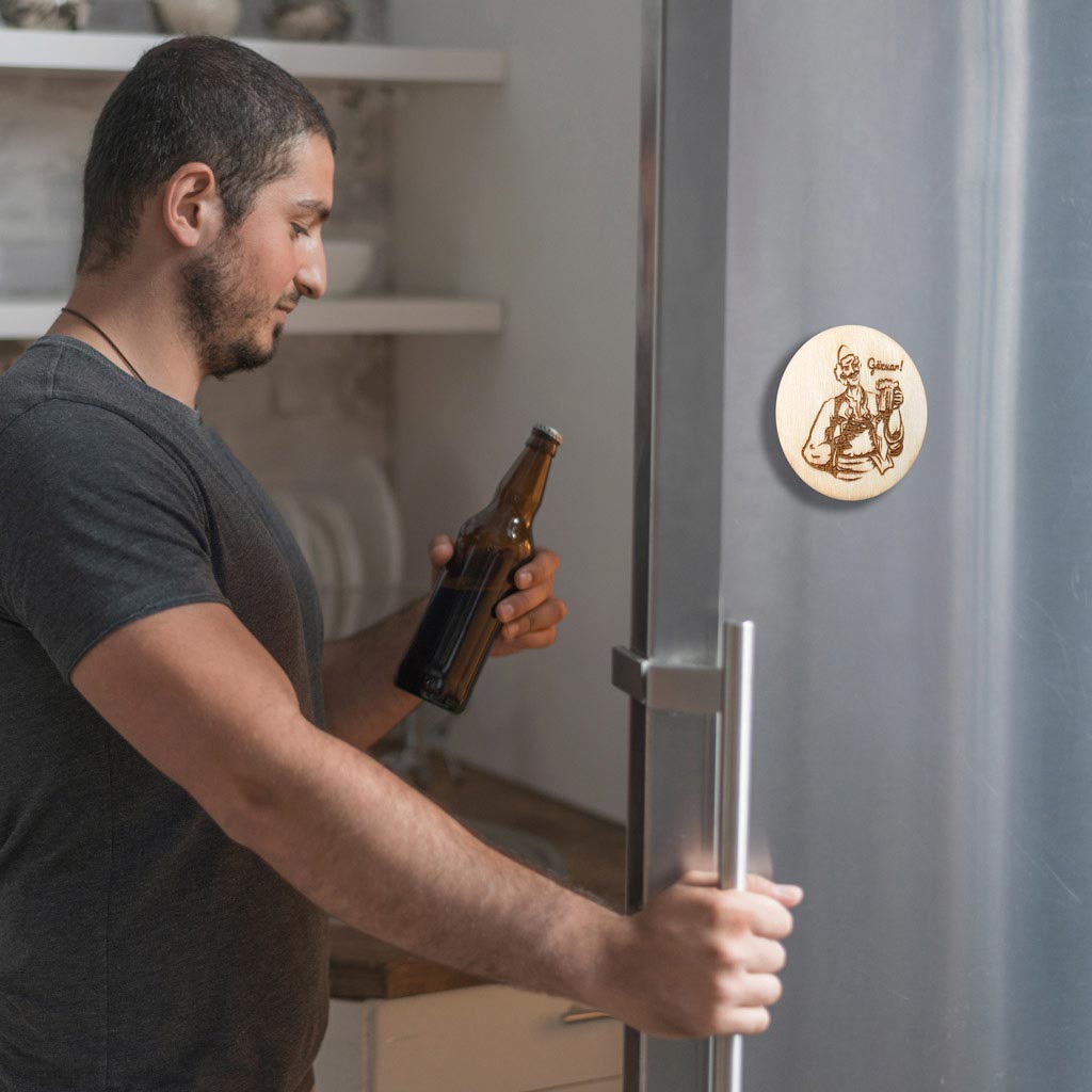 Burrë shqiptar me plis dhe me birrë në dorë, me "Gëzuar" gdhendur në dru, magnet, suvenir prodhuar në Shqipëri - symbol.al
Albanian man with a Plis and a beer, with "Gëzuar" (Cheers), wood engraved magnet, souvenir made in Albania - symbol.al