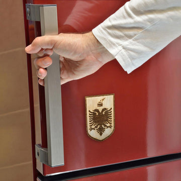 Stema e Republikës së Shqipërisë gdhendur në dru, magnet, suvenir prodhuar në Shqipëri - symbol.al
Coat of arms of the Republic of Albania, wood engraved magnet, made in albania symbol.al